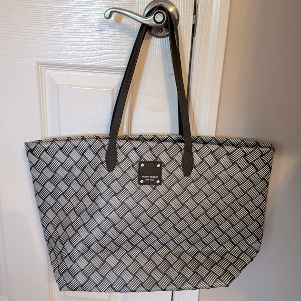 Henri Bendel limited edition market